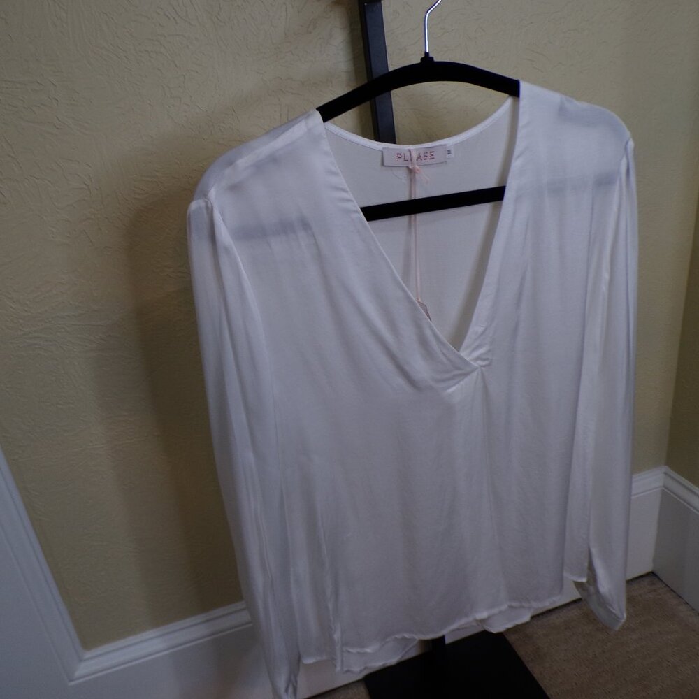 Pleione Women's White V-Neck Top