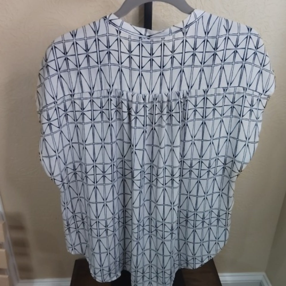 SIZE L Banana Republic Black and White Graphic Polo Blouse