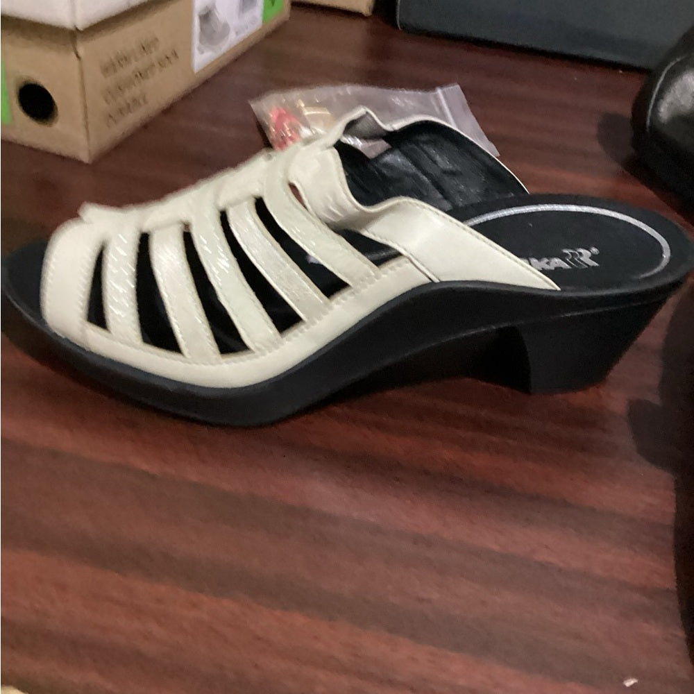 NEW SIZE 6-6 1/2 Romika Cream and Black Mules with Chunky Heel