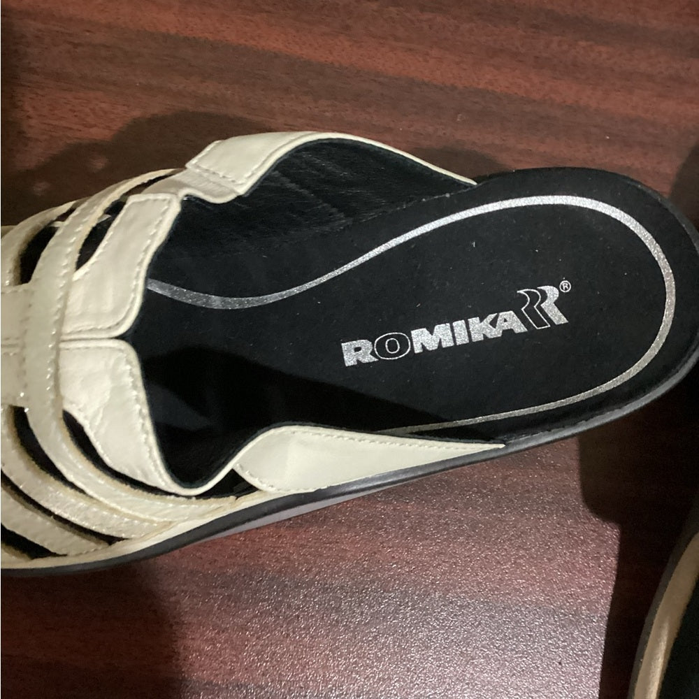 NEW SIZE 6-6 1/2 Romika Cream and Black Mules with Chunky Heel