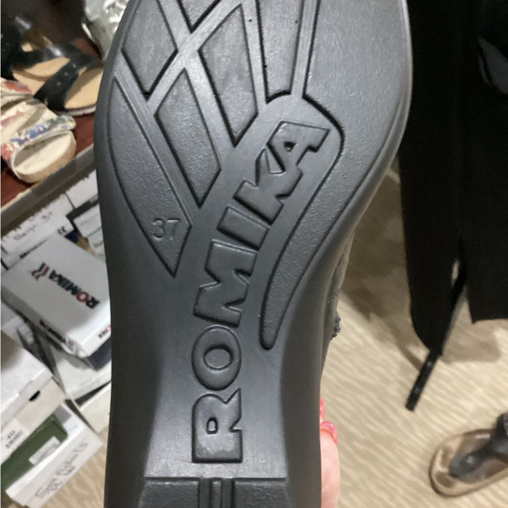 NEW SIZE 6-6 1/2 Romika Black and Tan Loafers with Perforated Design