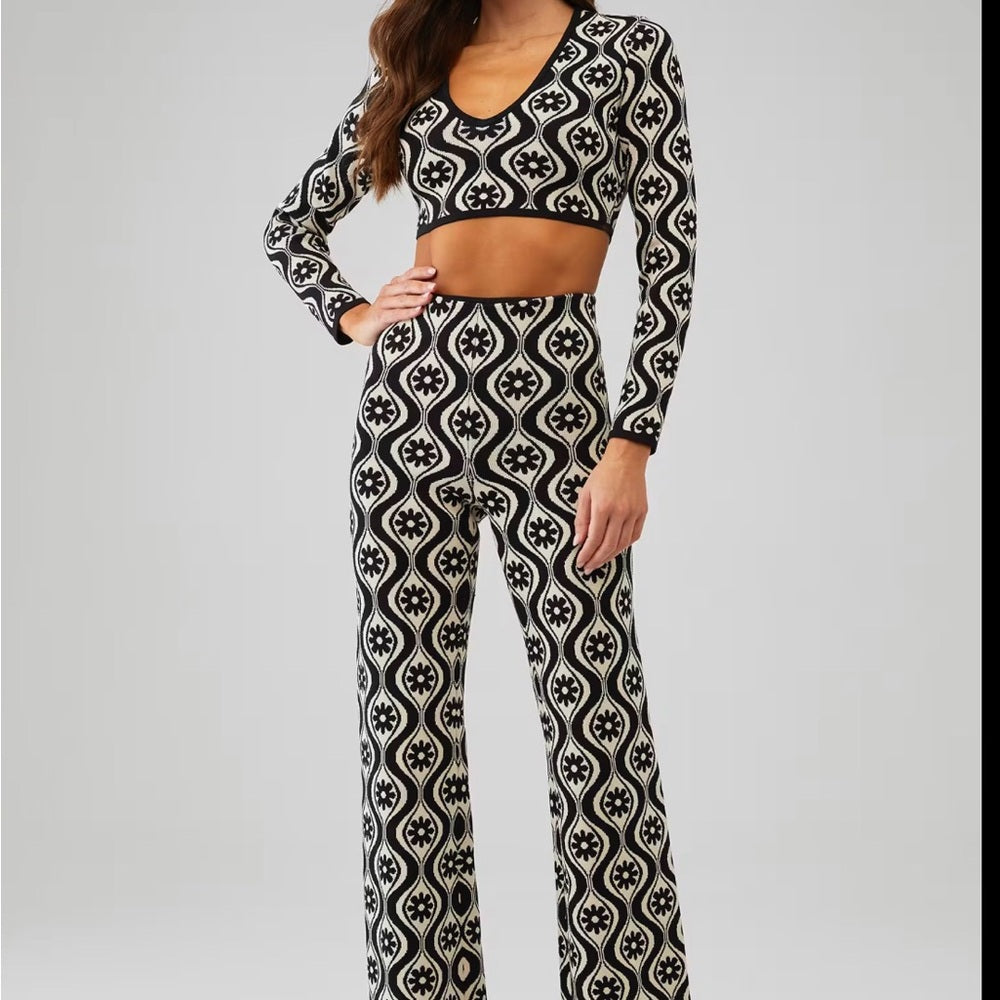 NWT SIZE 0-2 Finders Keepers Black and White Geometric Flare Pants