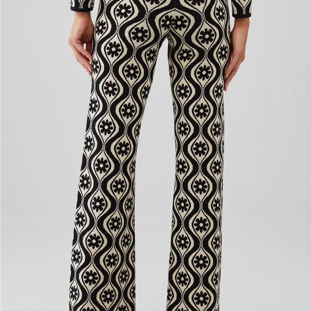 NWT SIZE 0-2 Finders Keepers Black and White Geometric Flare Pants