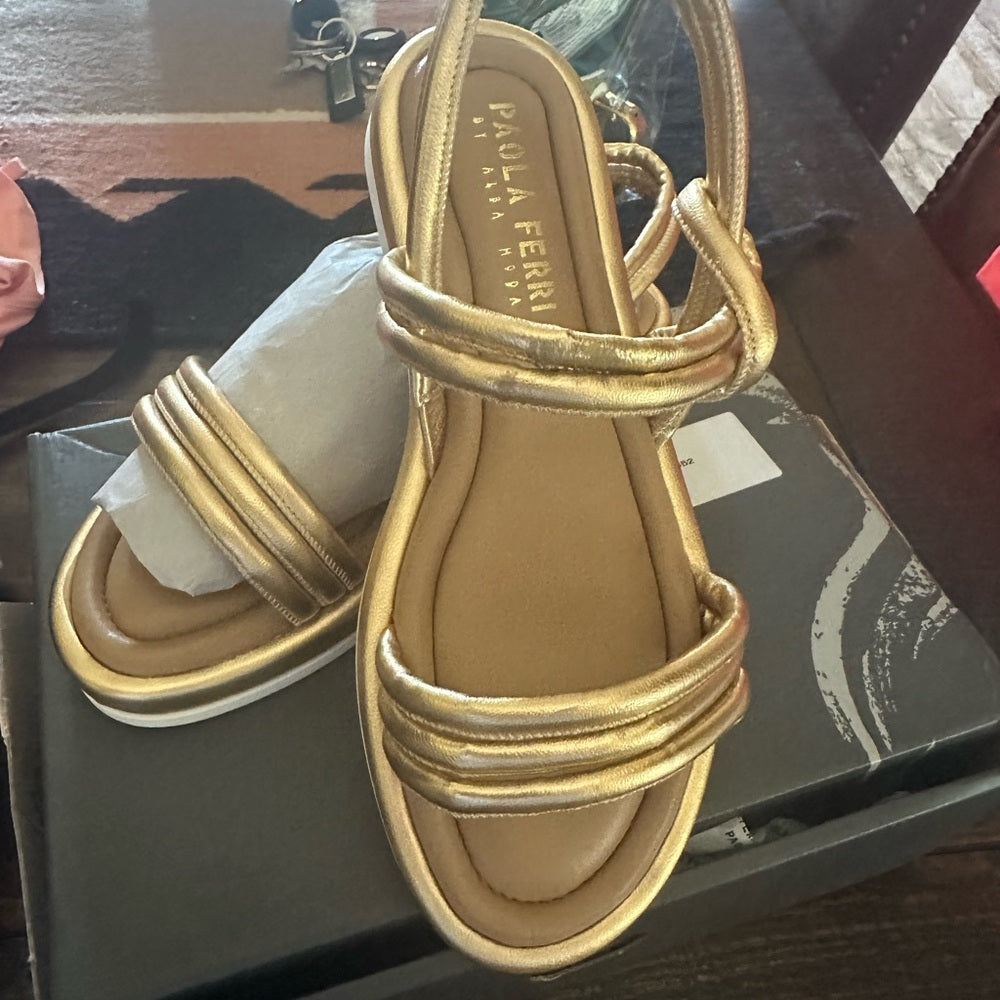 15. NEW SIZE 6-7/37 Paola Frani Gold Sandals with Modern Minimalist Design