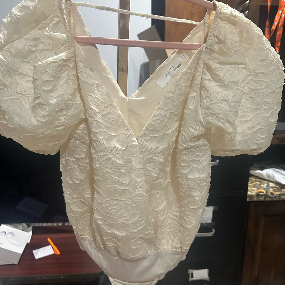SIZE S Astr Cream Plunging Puff Sleeve Bodysuit