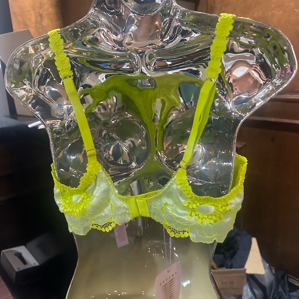 NWOT SIZE 38CSavage X Fenty Green Floral Bra with Satin Finish