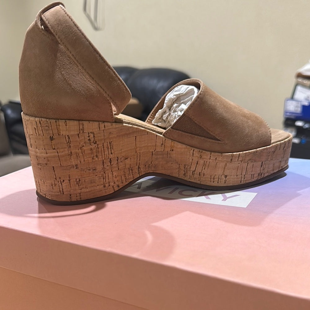 39. NEW SIZE 7 M Tan Slip-On Wedges with Cork Midsole