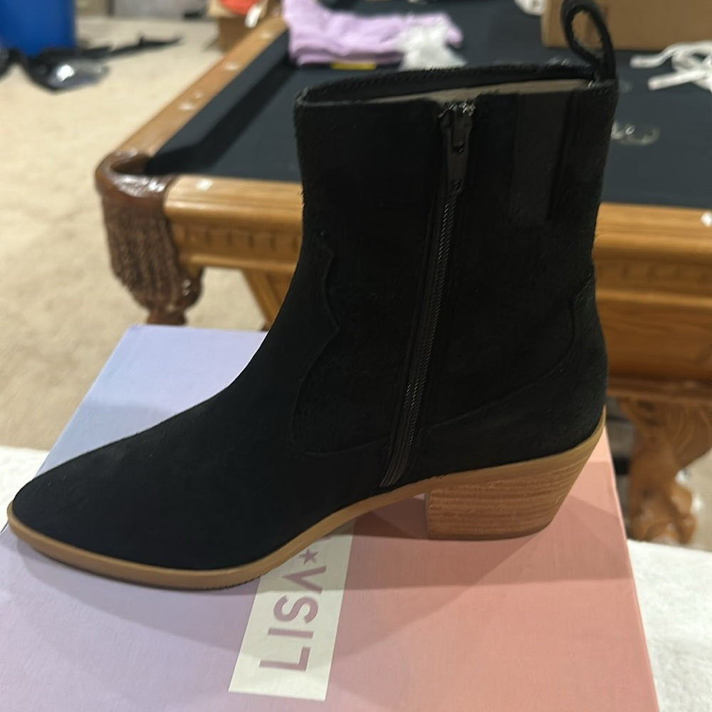 43. NEW SIZE 8 M Classic Black Ankle Boots with Stacked Heel