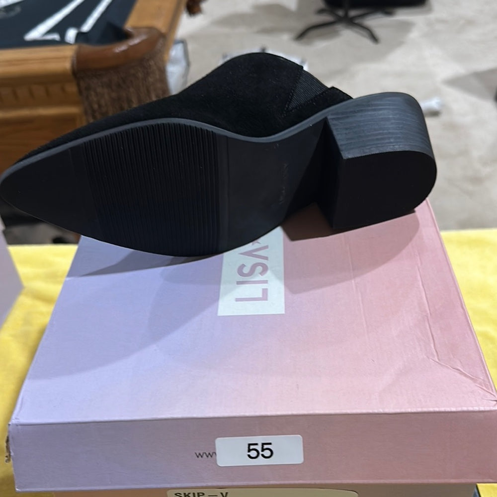 55. NEW SIZE 8M Chic Black Mules with Modern Appeal