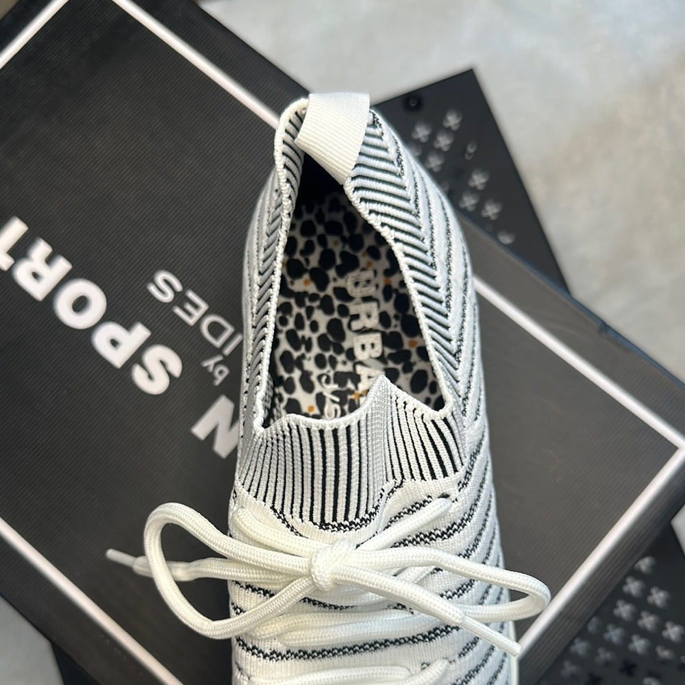 85. NEW SIZE 7M J/SLIDES White and Black Modern Sneakers