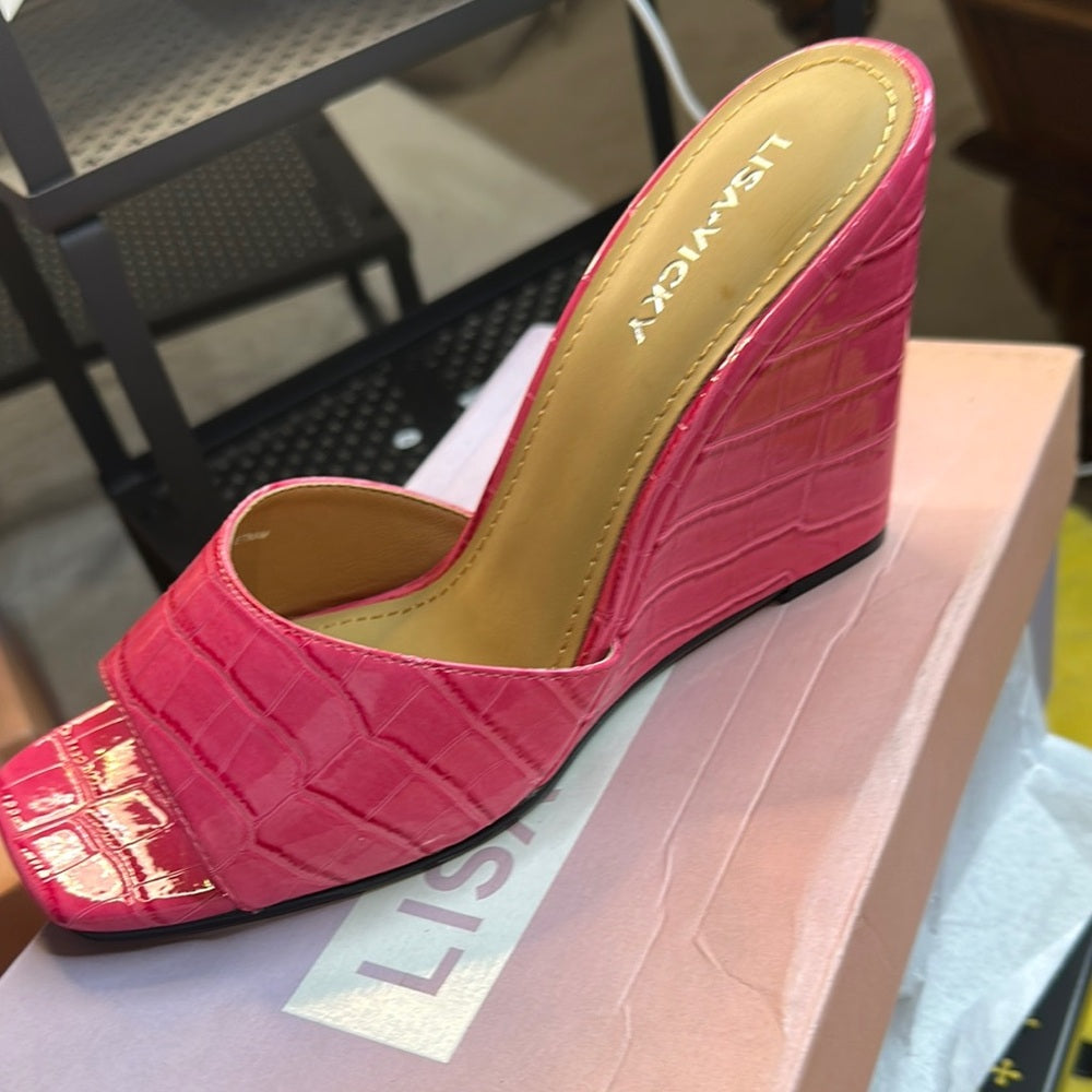 99. NEW SIZE 8M Chic Pink Wedge Shoes with Croc Texture