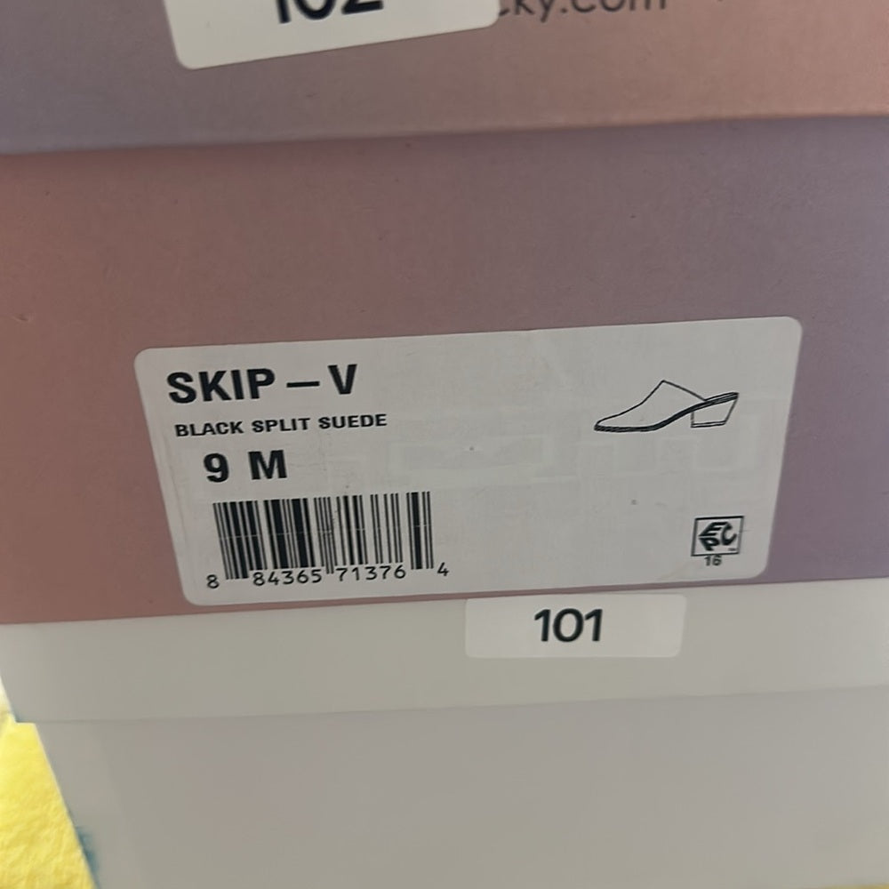 55.102. NEW SIZE 8/9 Black Slip-On Loafers with Pointed Toe & Subtle Embroidery