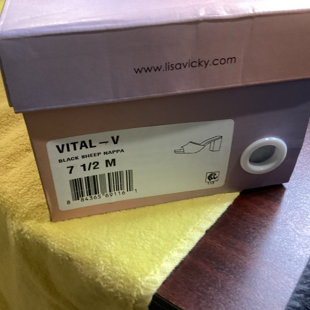 143.New Size 7.5 Black Minimalist Block Heel Shoes