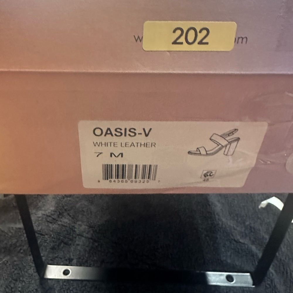 202. NEW SIZE 7 Oasis White and Brown Sandals Minimalist Design