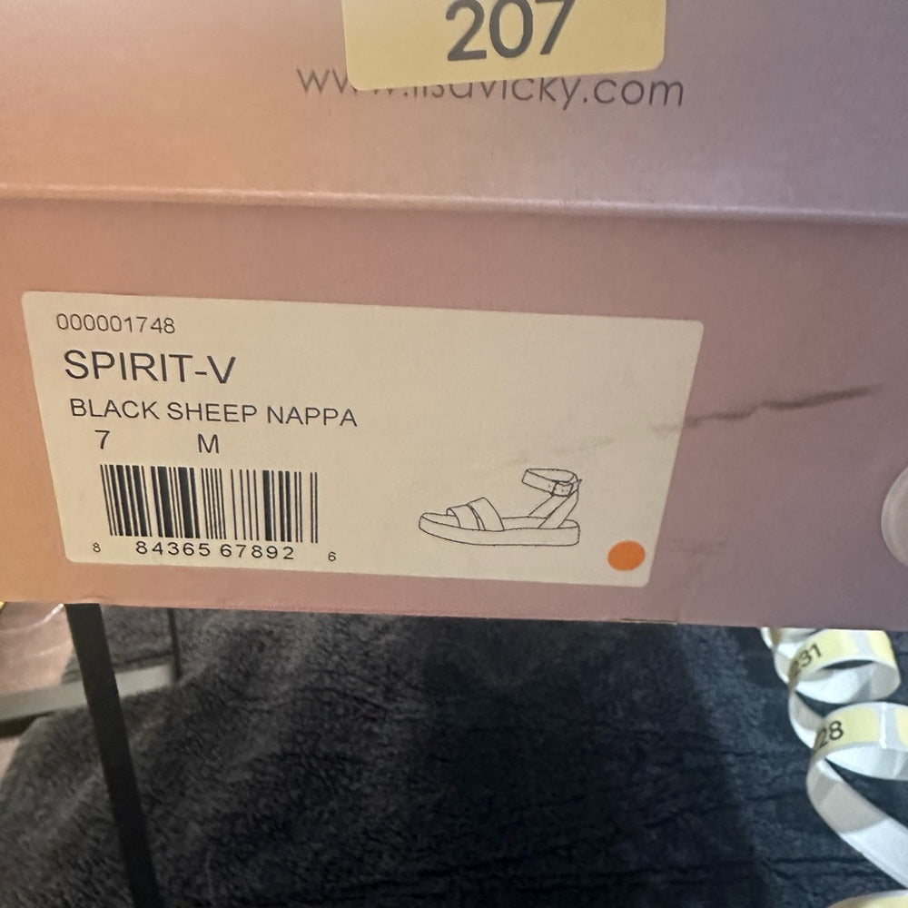 207. NEW SIZE 7 Spirit Black and White Sandals with Platform Sole