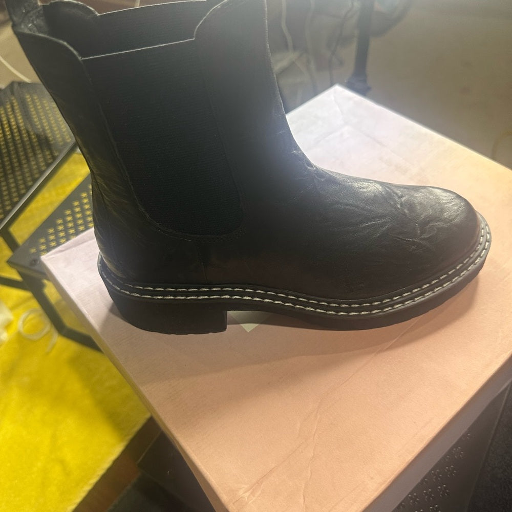 226.225. NEW SIZE 6/7 Black Chelsea Ankle Boots with Chunky Sole