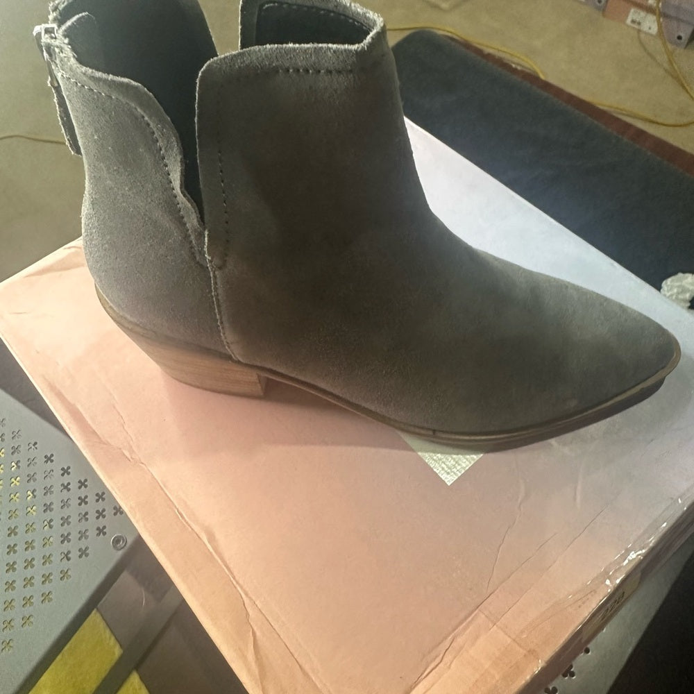 228.229. NEW SIZE 9.5 Gray Ankle Boots with Sleek Design