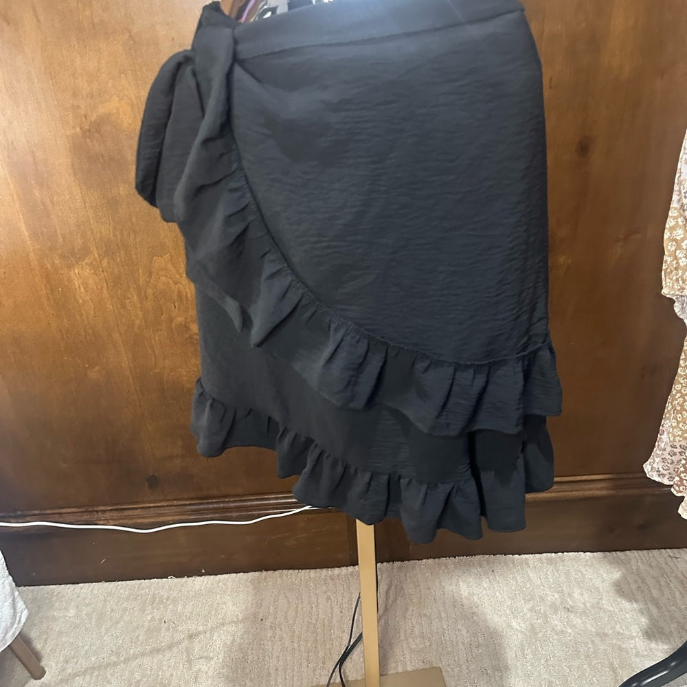SIZE XXXL Black Ruffled Wrap Mini Skorts for Resort Wear