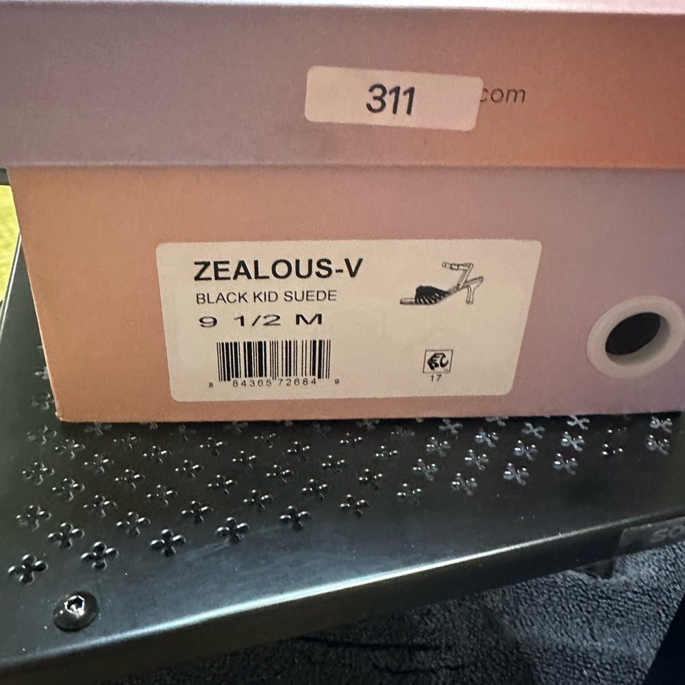 311.328.NEW SIZE 9.5 Black and Tan Sandals with Elegant Design