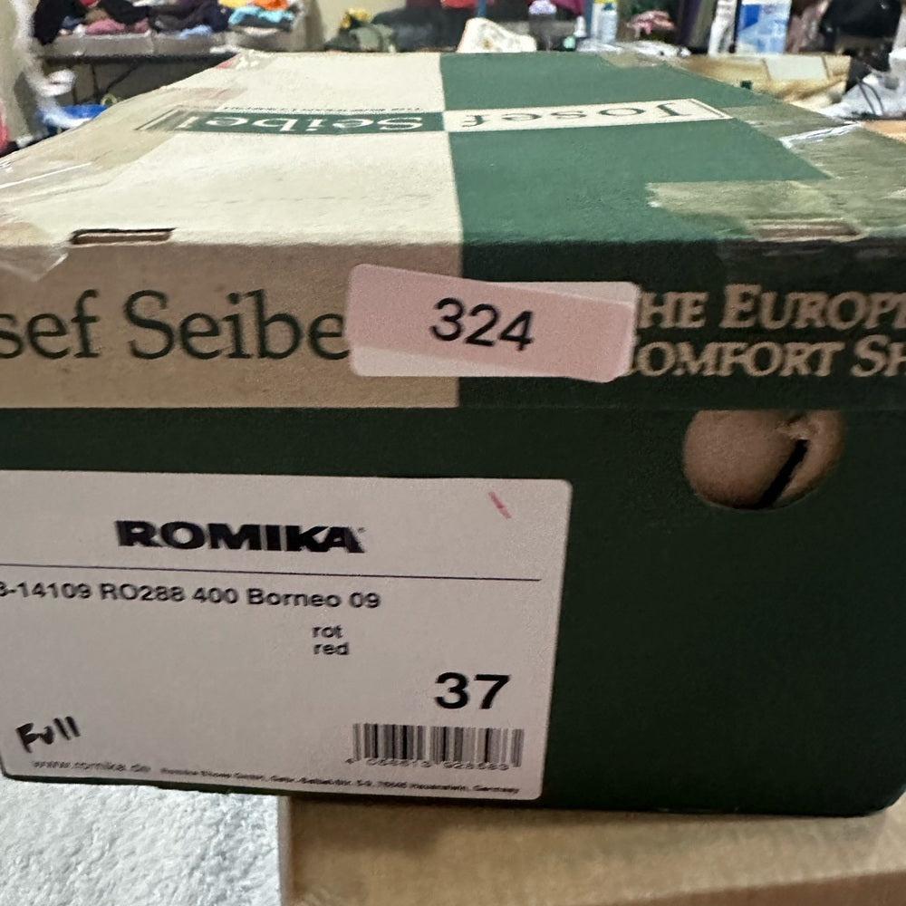 324. NEW SIZE 7/7.5/37 Silver Sandals with Strappy Design & Cushioned Footbed