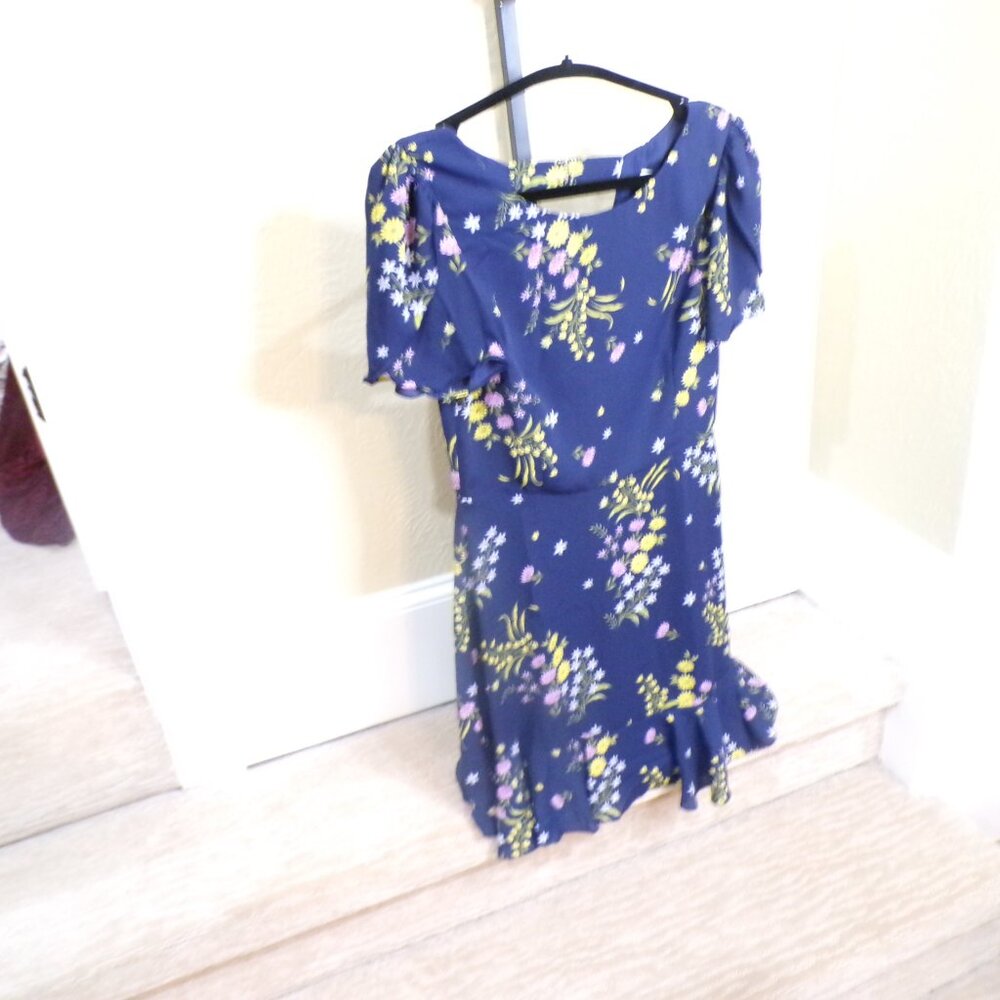 NWT SIZE 6 BB Dakota Floral Navy Dress with Ruffle Hem