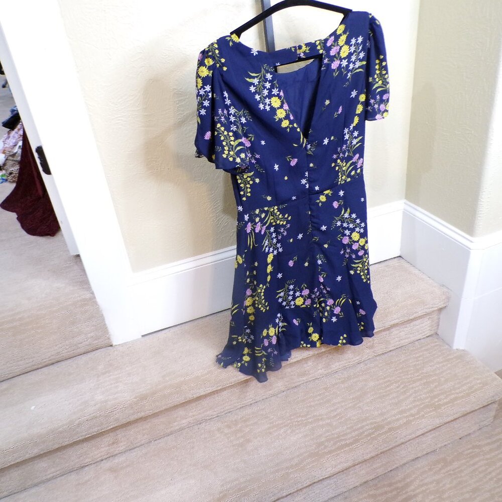 NWT SIZE 6 BB Dakota Floral Navy Dress with Ruffle Hem