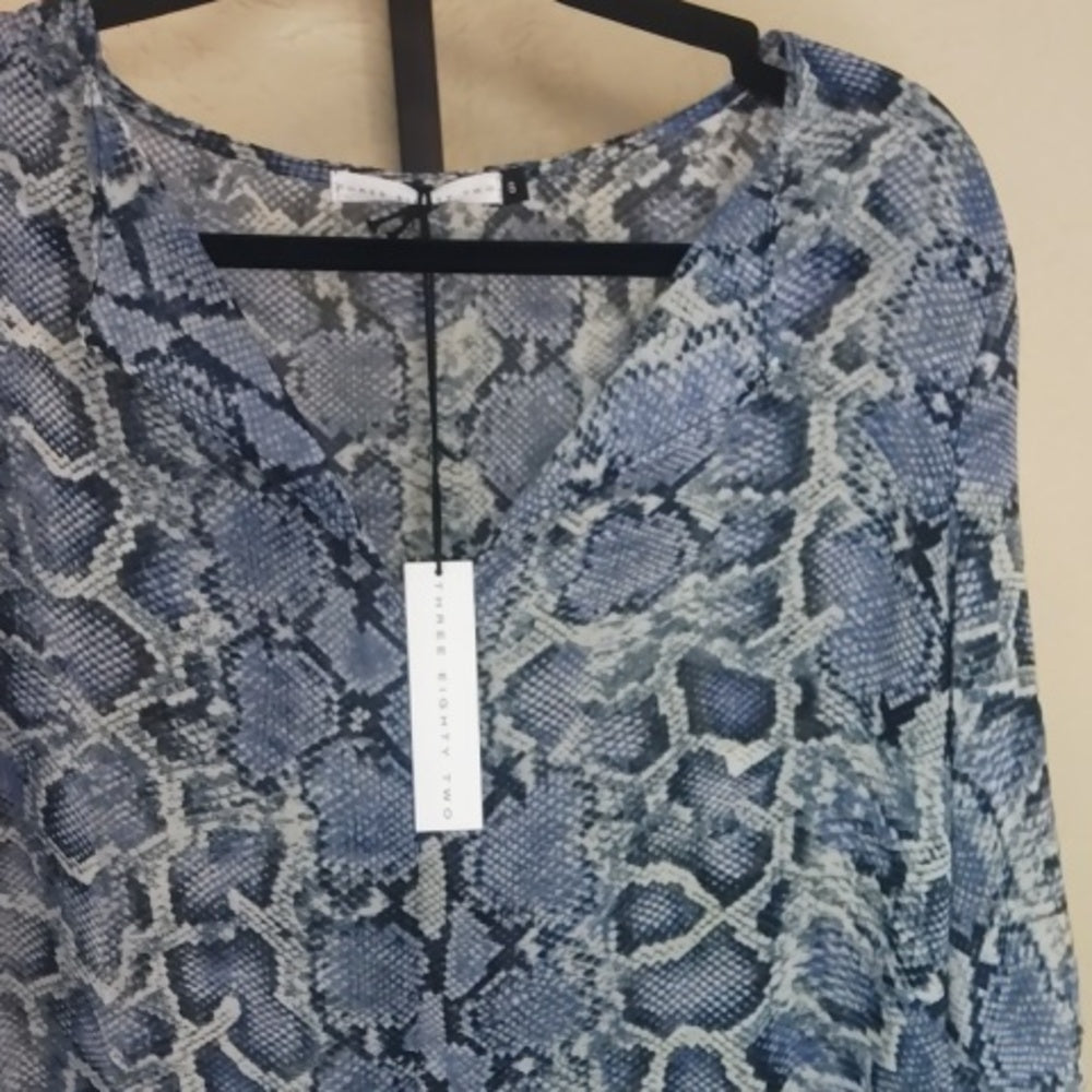 NWT SIZE S Blue and White V-Neck Dolman Sleeve Blouse