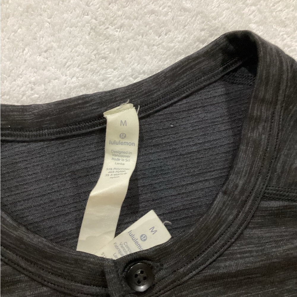 SIZE MEDIUM lululemon athletica Men's Black Long Sleeve Shirt