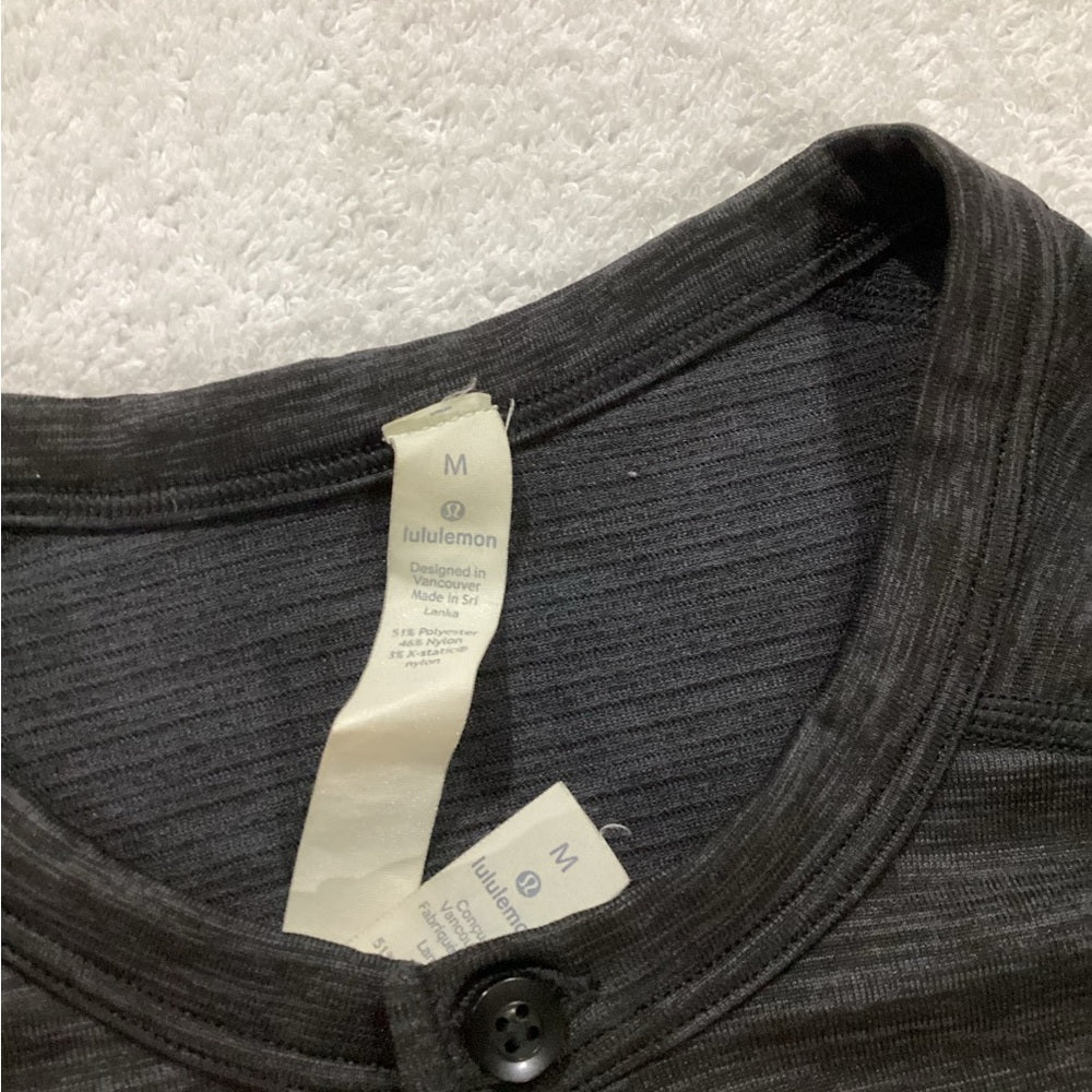 SIZE MEDIUM lululemon athletica Men's Black Long Sleeve Shirt