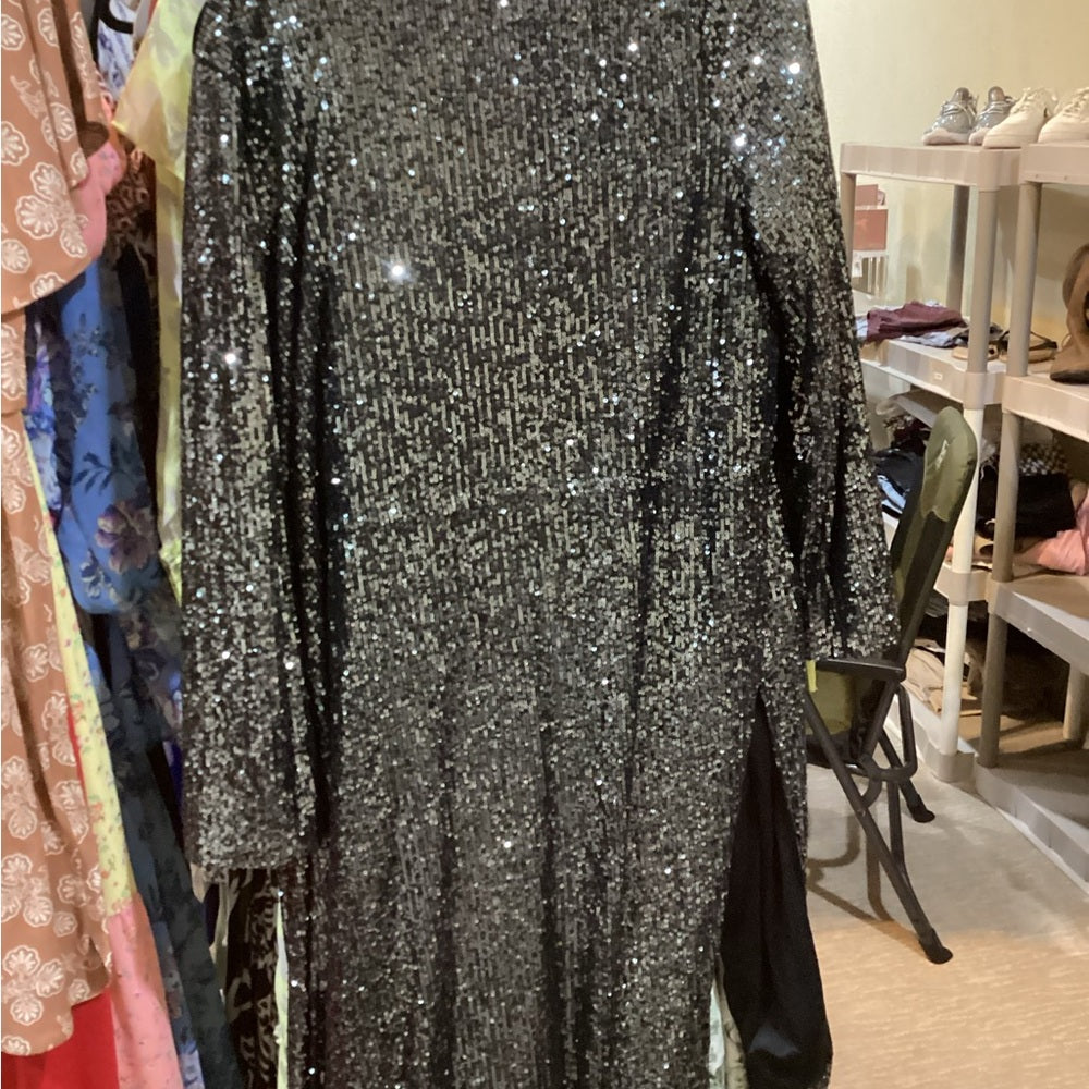 NWT SIZE SMALL Steve Madden Silver and Black Sequin Robe