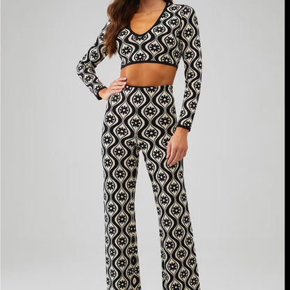 NWT SIZE 0-2 Finders Keepers Black and White Geometric Flare Pants