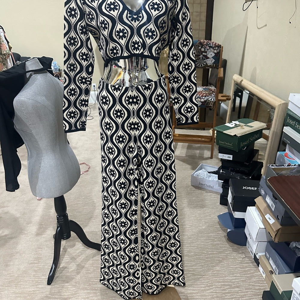 NWT SIZE 0-2 Finders Keepers Black and White Geometric Flare Pants