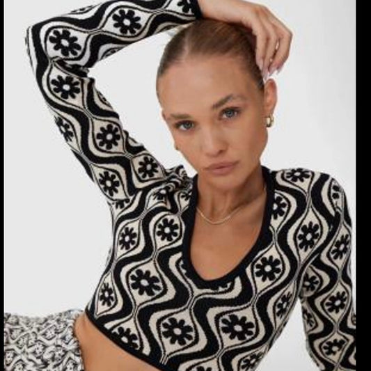 NWOT SIZE M Finders Keepers Black and White Fitted Long Sleeve Crop Top