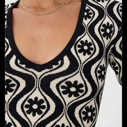 NWOT SIZE M Finders Keepers Black and White Fitted Long Sleeve Crop Top
