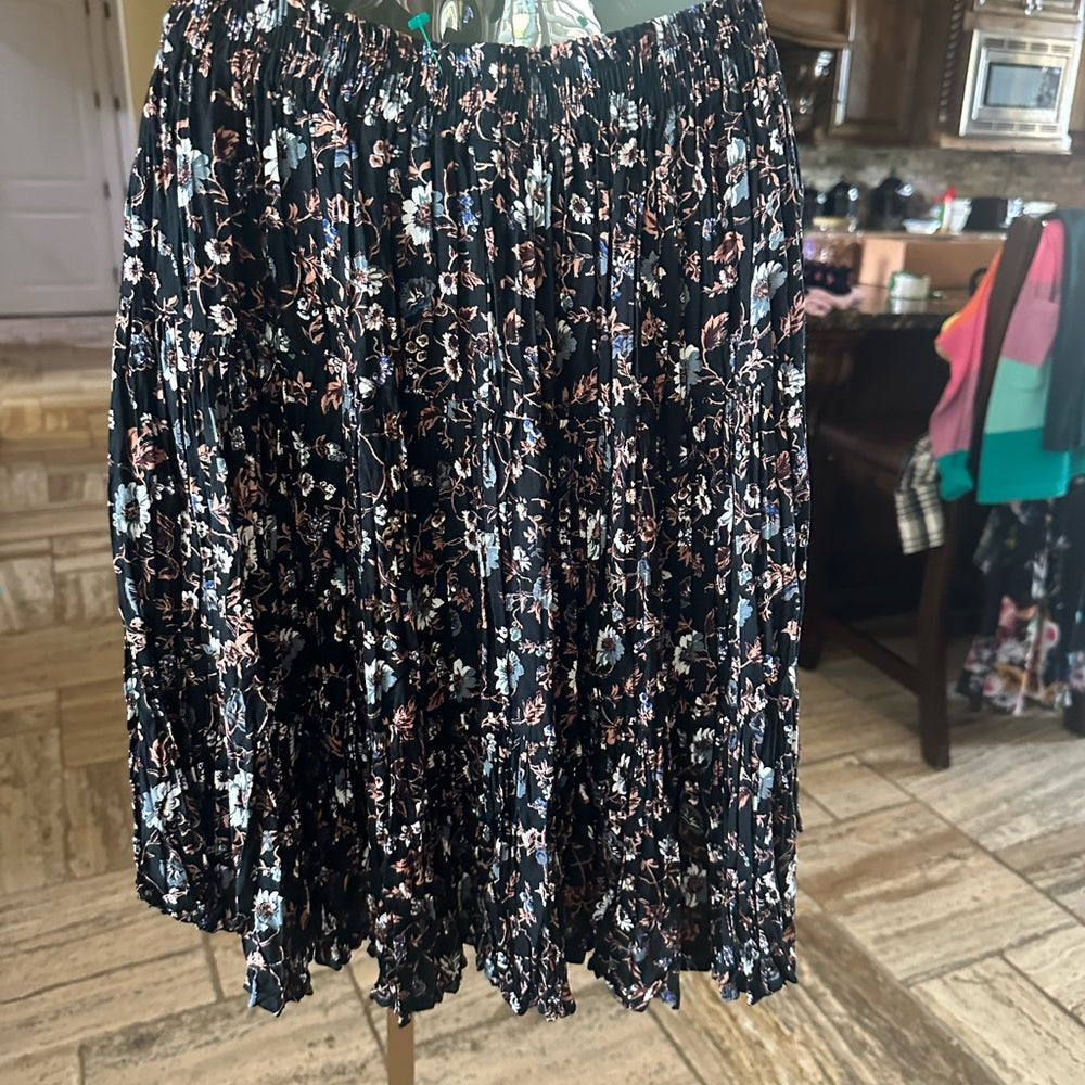 NWOT SIZE OS Elegant Black and Pink Knee-Length Bubble Skirt