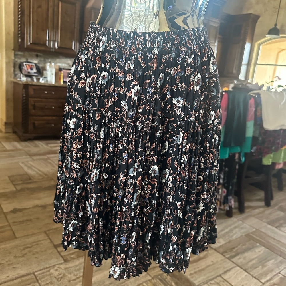 NWOT SIZE OS Elegant Black and Pink Knee-Length Bubble Skirt