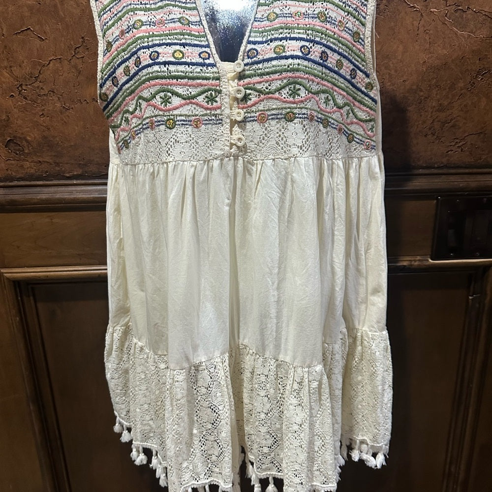 NWOT SIZE L Velzera Black and White Graphic Tunic with Mandarin Collar