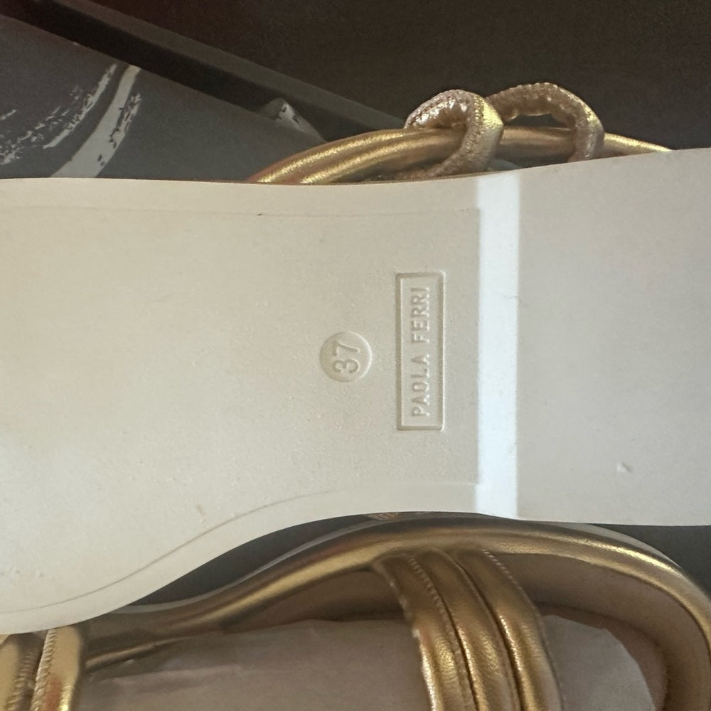 15. NEW SIZE 6-7/37 Paola Frani Gold Sandals with Modern Minimalist Design