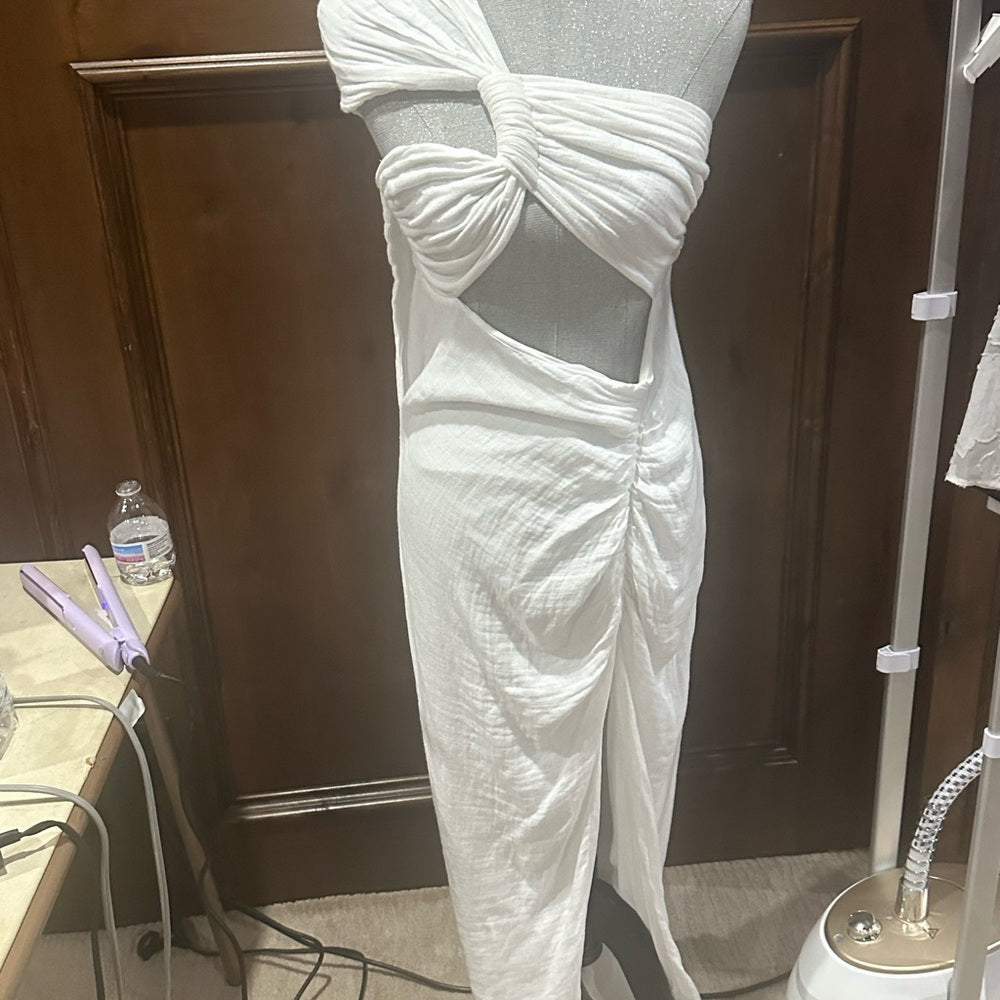 SIZE XL Elegant White Strapless Gown with Cutout and Slit