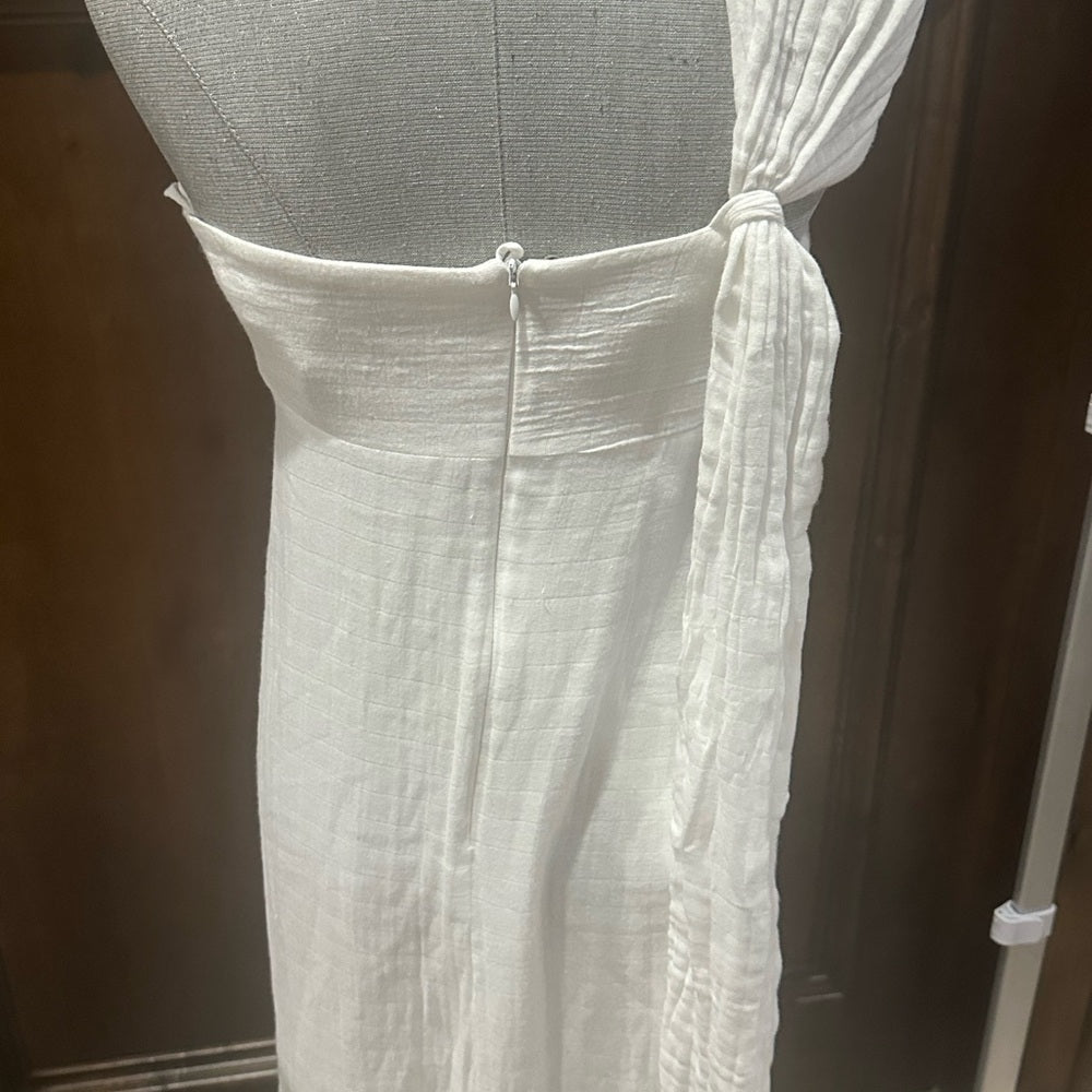 SIZE XL Elegant White Strapless Gown with Cutout and Slit