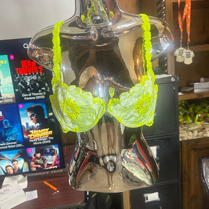 NWOT SIZE 38CSavage X Fenty Green Floral Bra with Satin Finish