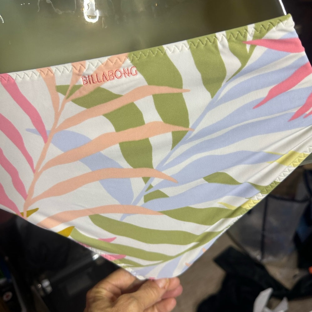 NWT SIZE L/12 Billabong Tropical Leaf Bikini Bottom