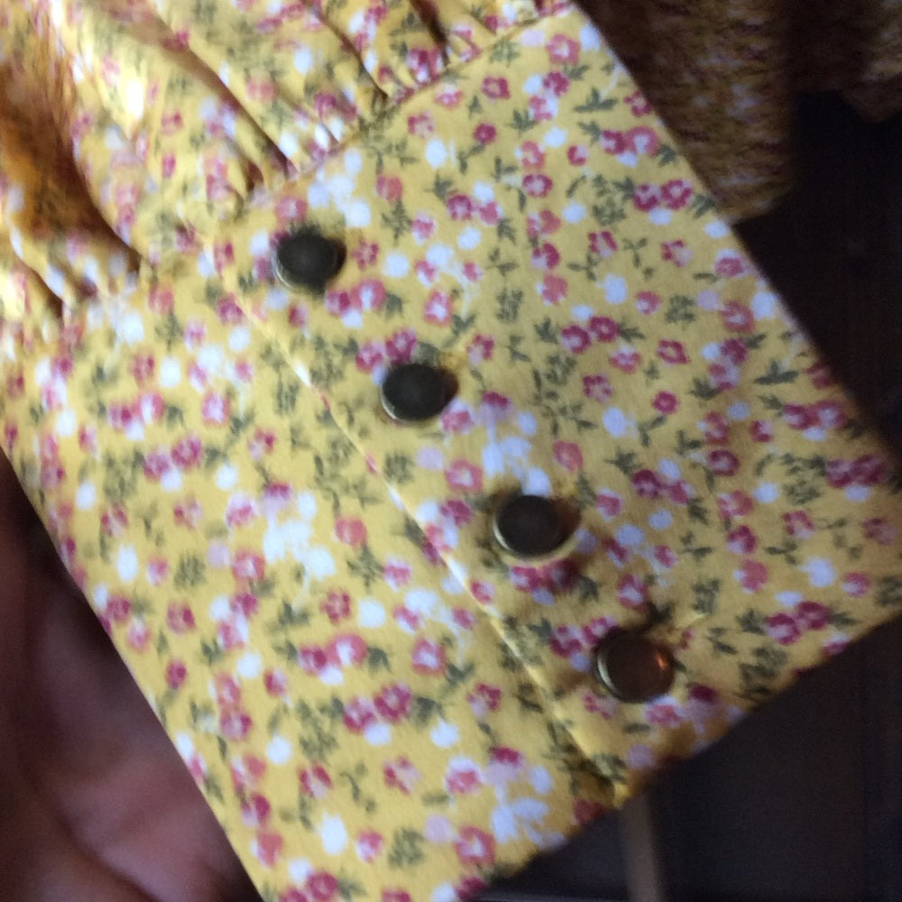 NWT SIZE L Yellow Puff Sleeve Blouse with Relaxed Ruffled Style