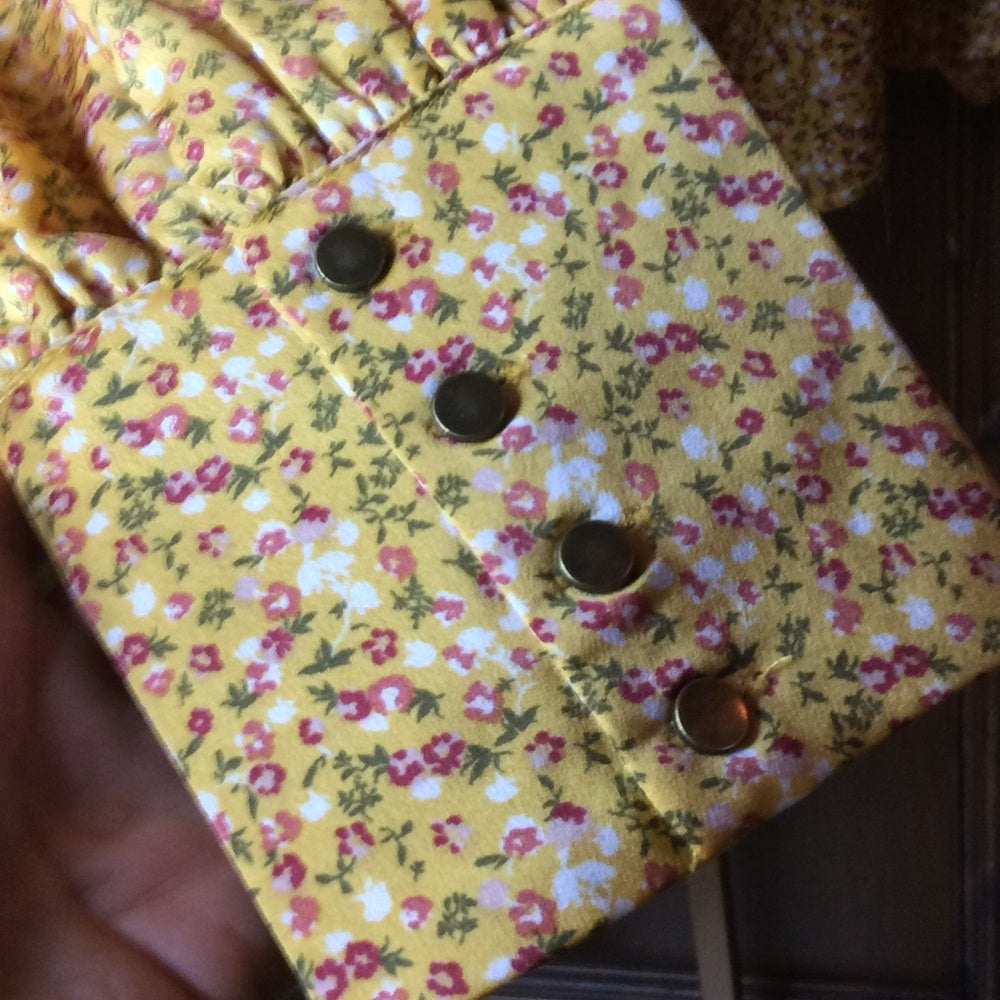 NWT SIZE L Yellow Puff Sleeve Blouse with Relaxed Ruffled Style