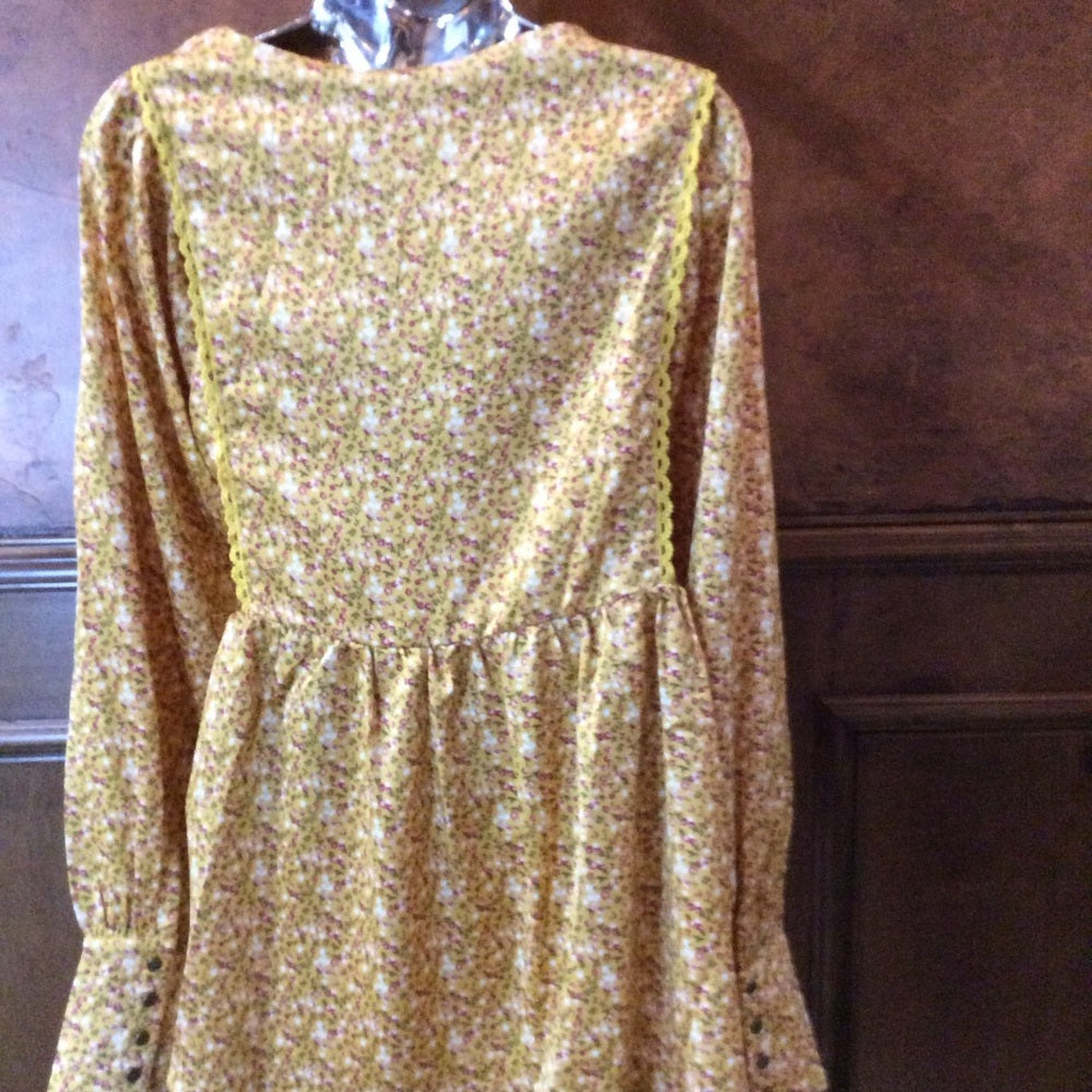 NWT SIZE L Yellow Puff Sleeve Blouse with Relaxed Ruffled Style