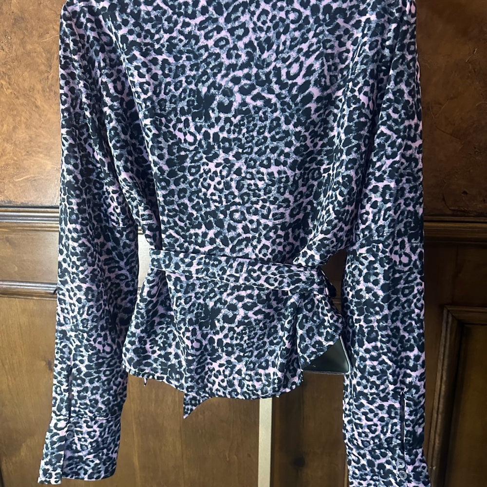 NWOT SIZE S Blue Life Black and Gray Fitted Tie Front Blouse