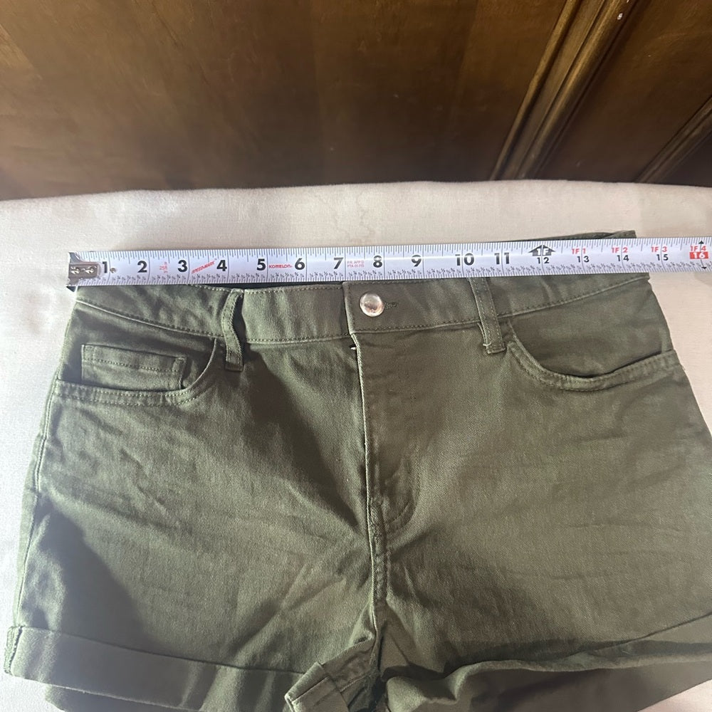 H&M Green Cargo Shorts Relaxed Fit Mid-Thigh