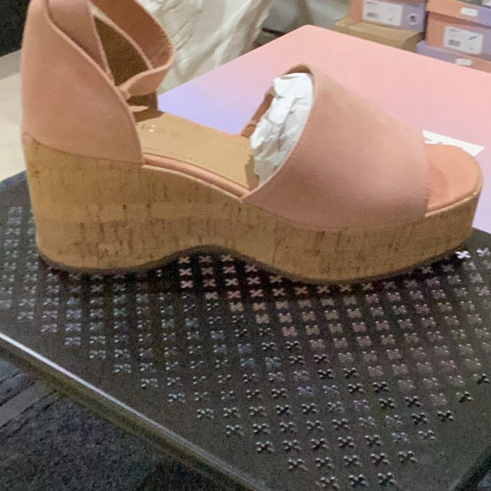 36. NEW SIZE 6 M Pink Wedge Sandals with Platform Sole and Ankle Strap