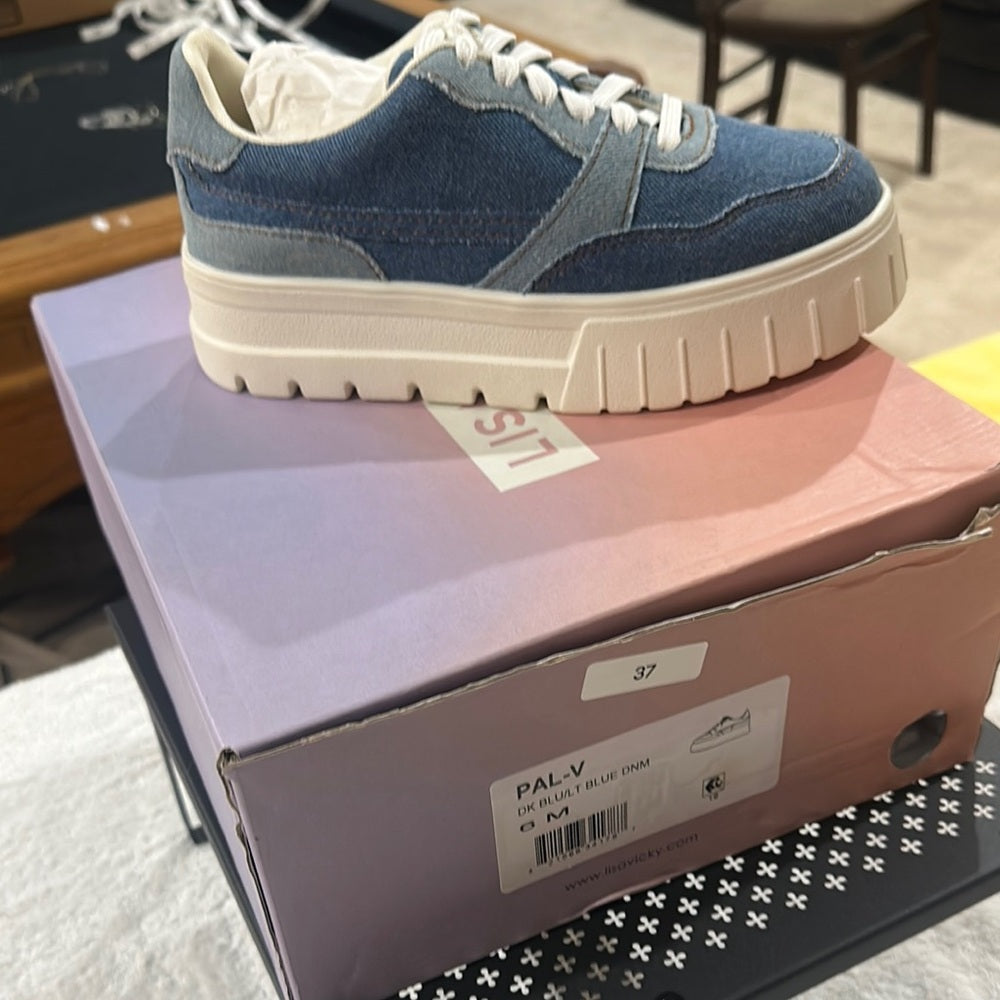 37. NEW SIZE 6M Blue and White Retro Chunky Sneakers