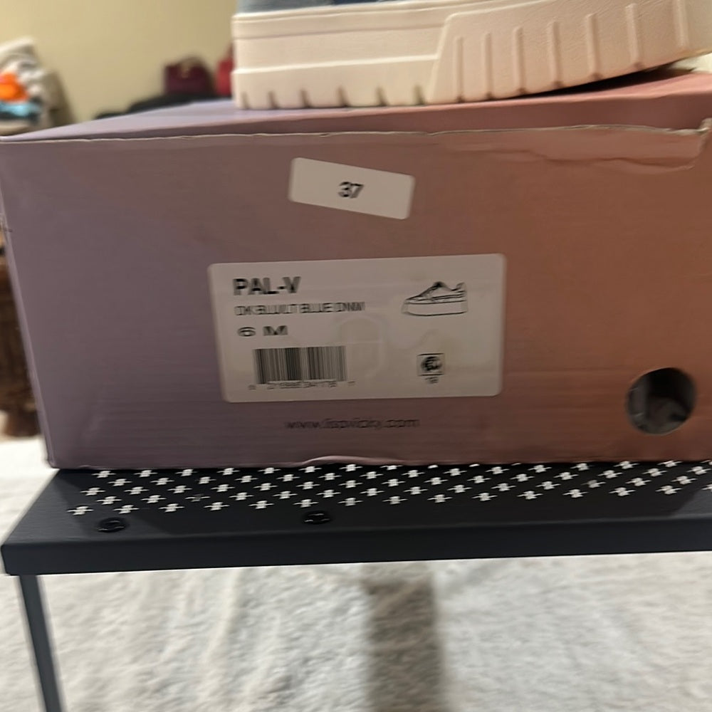 37. NEW SIZE 6M Blue and White Retro Chunky Sneakers